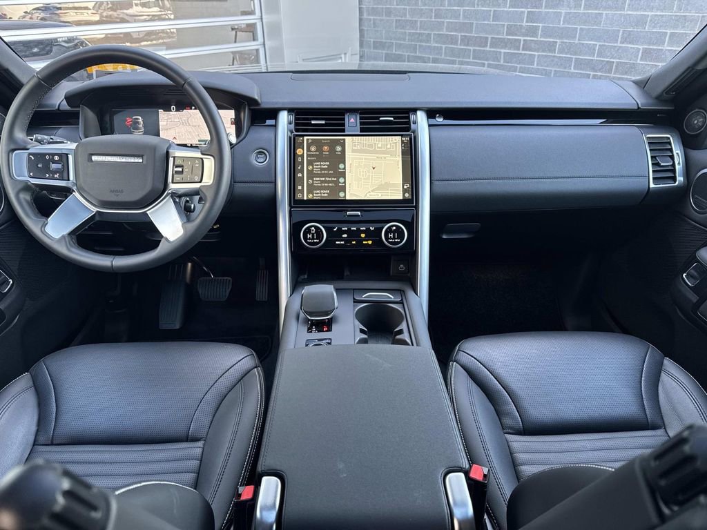 Used 2025 Land Rover Discovery S image 16