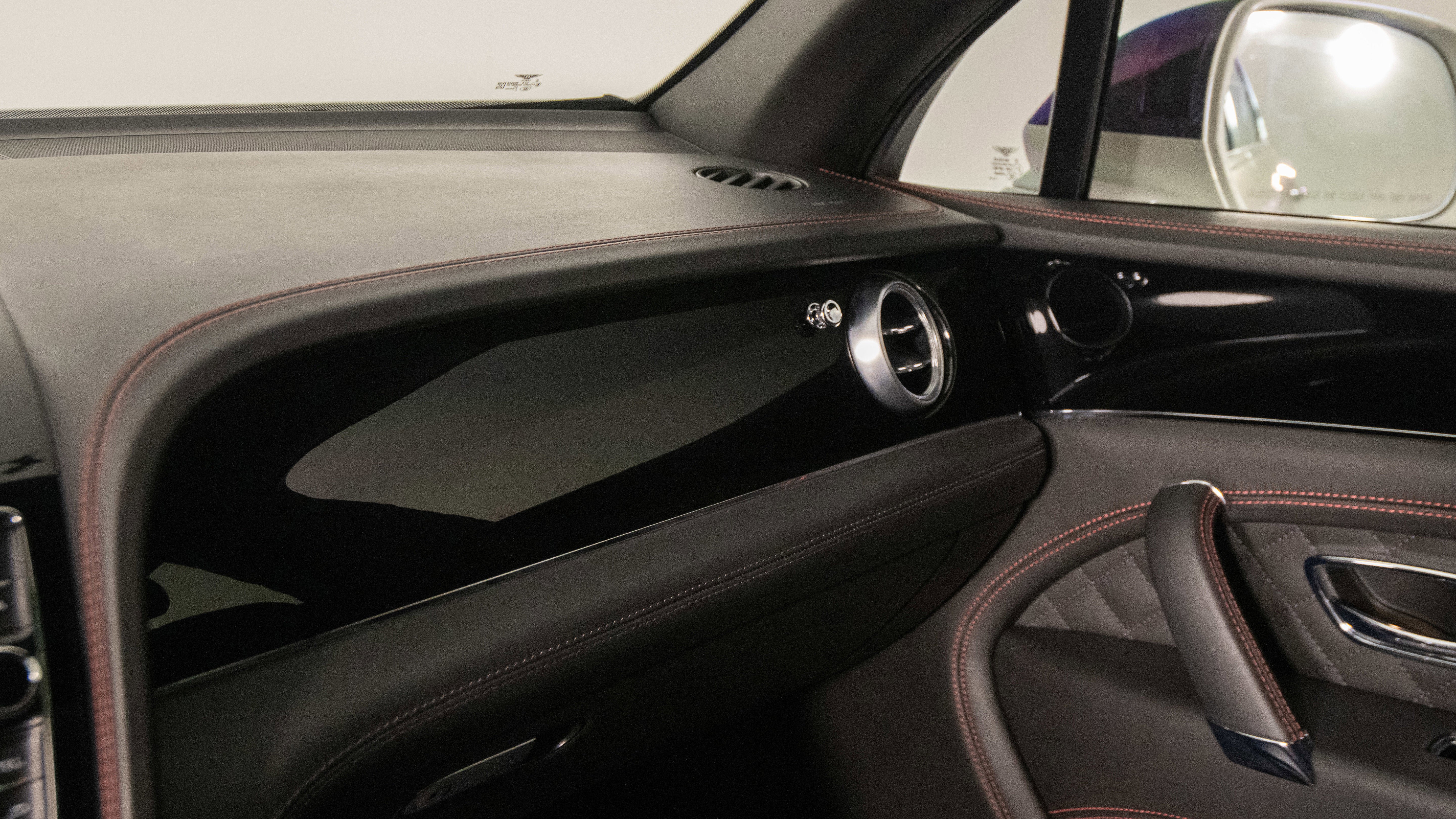 Used 2018 Bentley Bentayga image 46