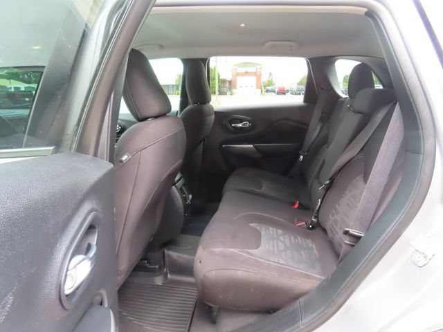 Used 2022 Jeep Cherokee Latitude w/ Comfort Safety Group AWD/4WD image 22