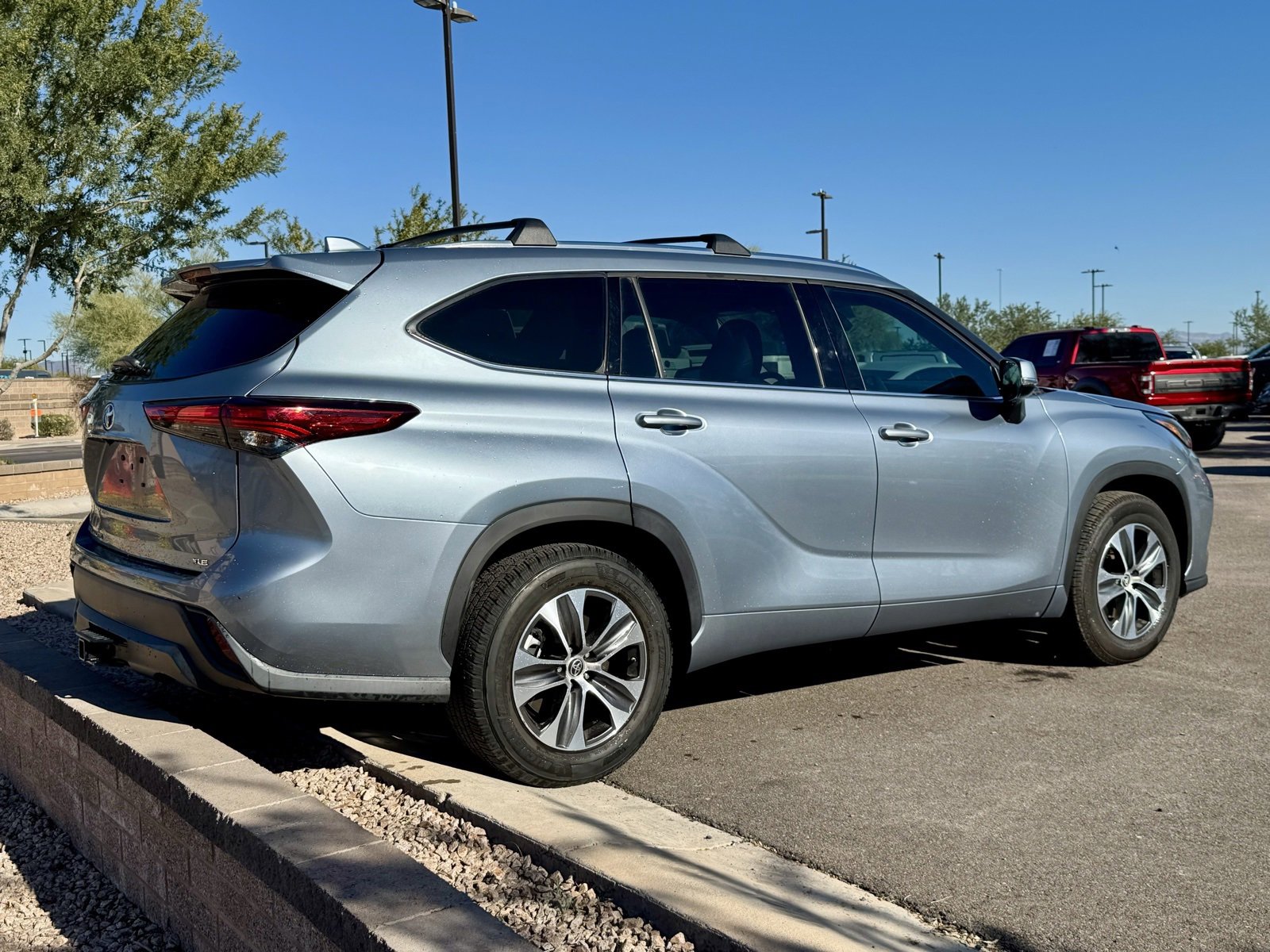 Used 2020 Toyota Highlander XLE image 3