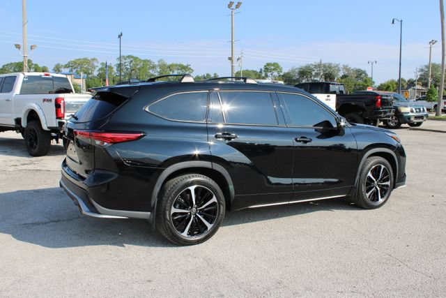 Used 2022 Toyota Highlander XSE AWD/4WD image 11