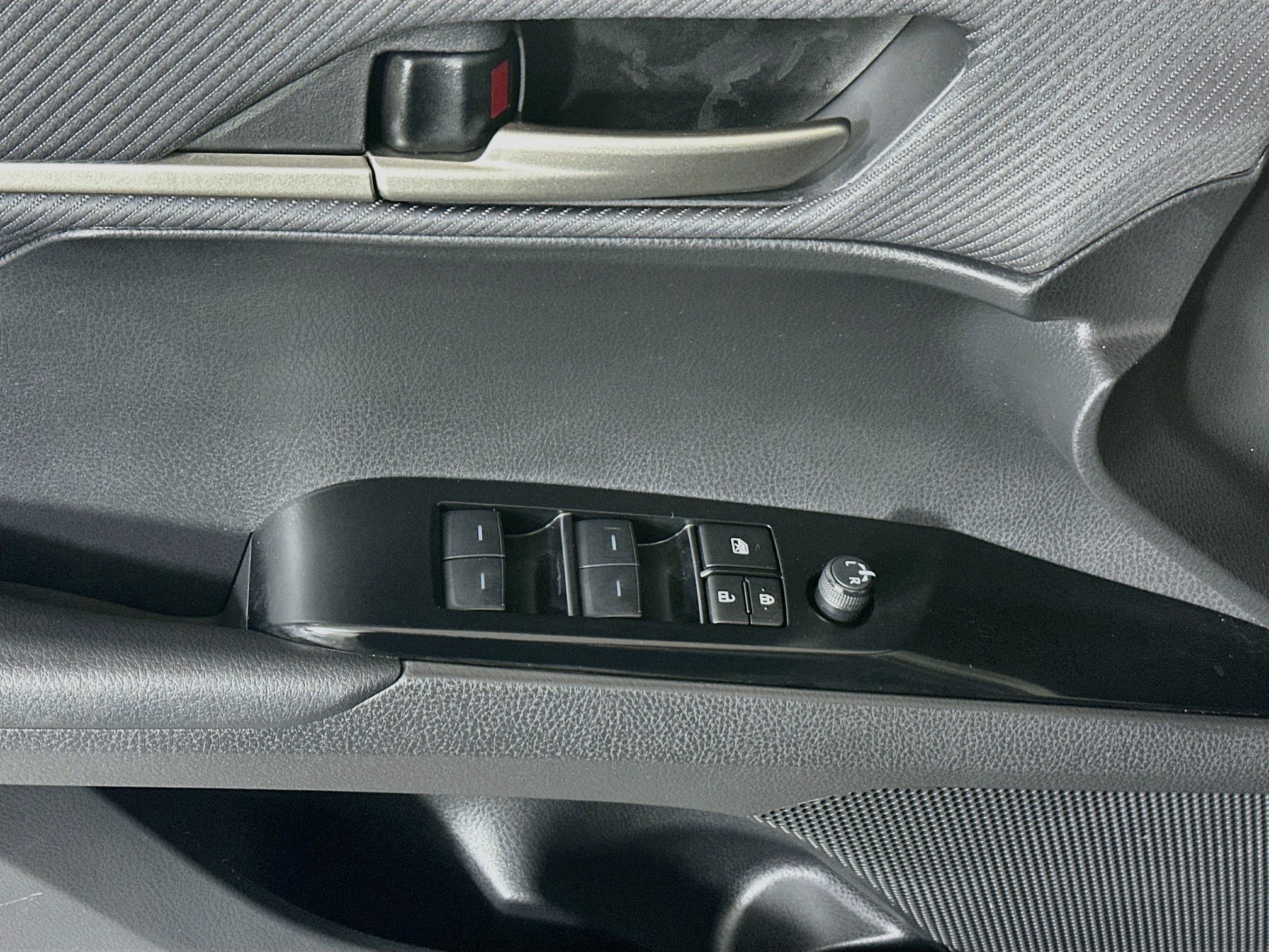 Used 2025 Toyota Camry SE w/ Convenience Package FWD image 14