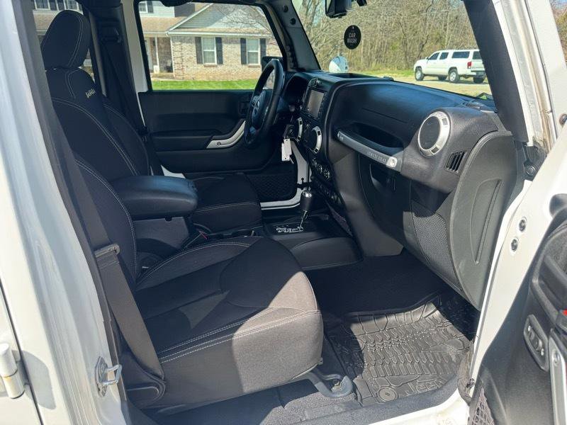 Used 2015 Jeep Wrangler Unlimited Sahara w/ Connectivity Group image 9
