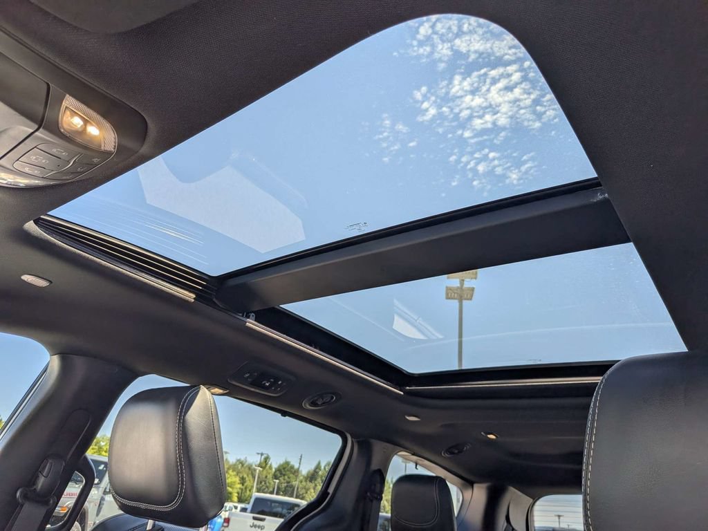 Used 2025 Chrysler Pacifica Limited FWD image 21