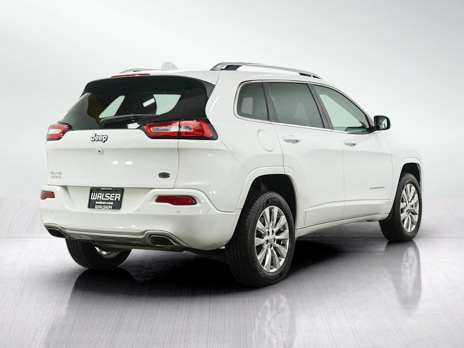 Used 2016 Jeep Cherokee Overland w/ Technology Group AWD/4WD image 5