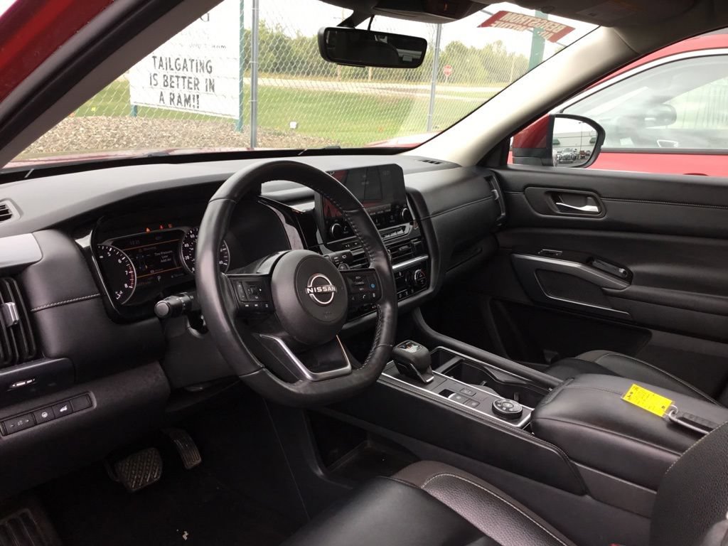Used 2023 Nissan Pathfinder SL AWD/4WD image 10