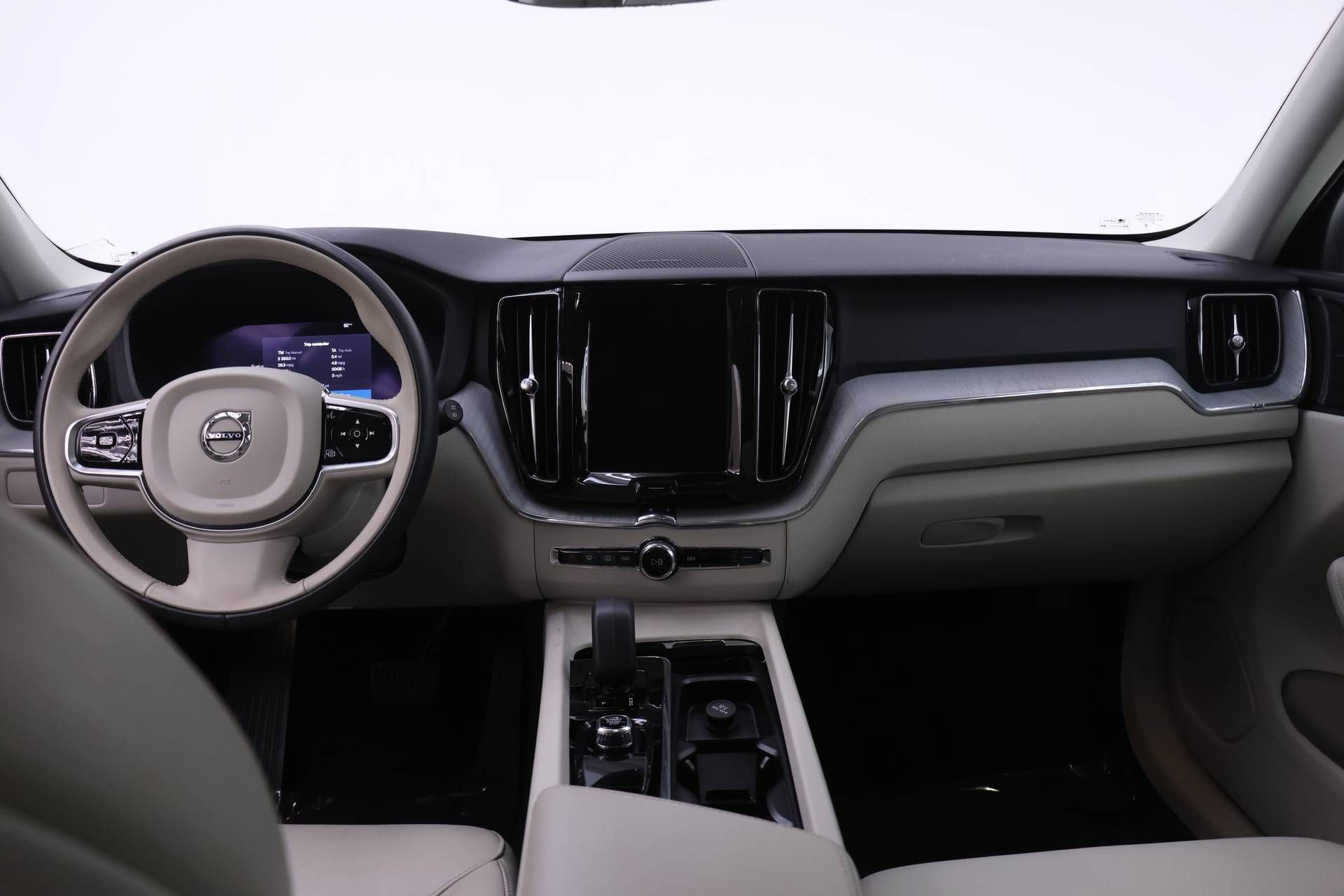 Certified 2024 Volvo XC60 B5 Plus w/ Protection Package Premier AWD/4WD image 8