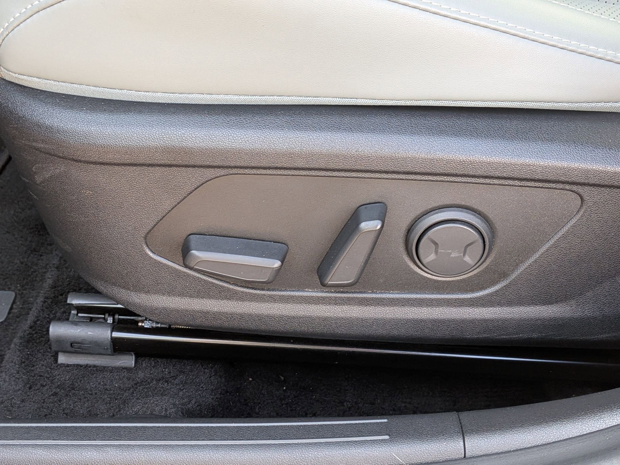 Used 2025 Hyundai Elantra Limited image 16