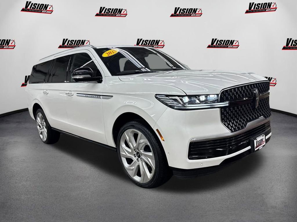 Used 2025 Lincoln Navigator L Reserve image 3
