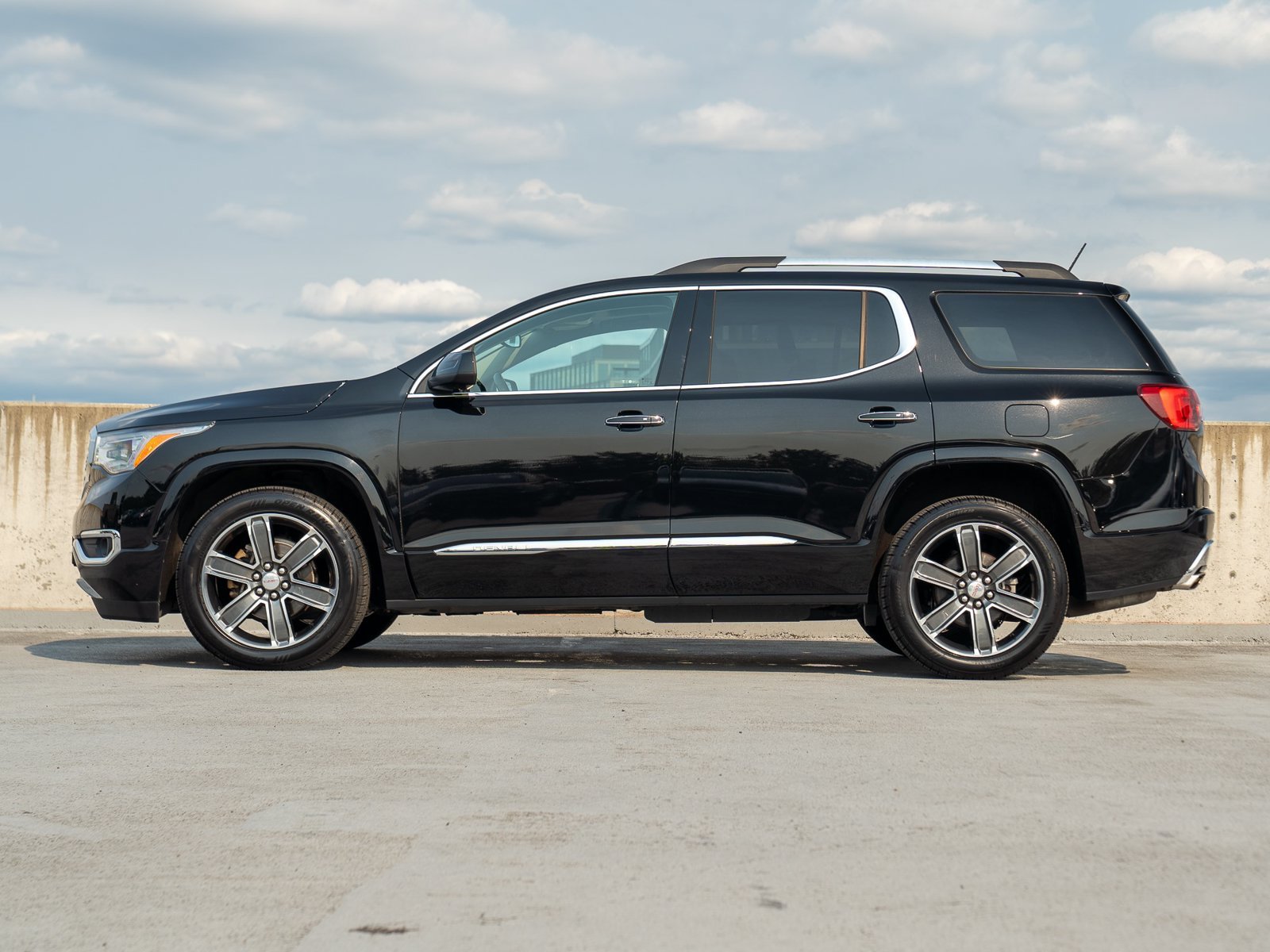 Used 2018 GMC Acadia Denali w/ Technology Package AWD/4WD image 3