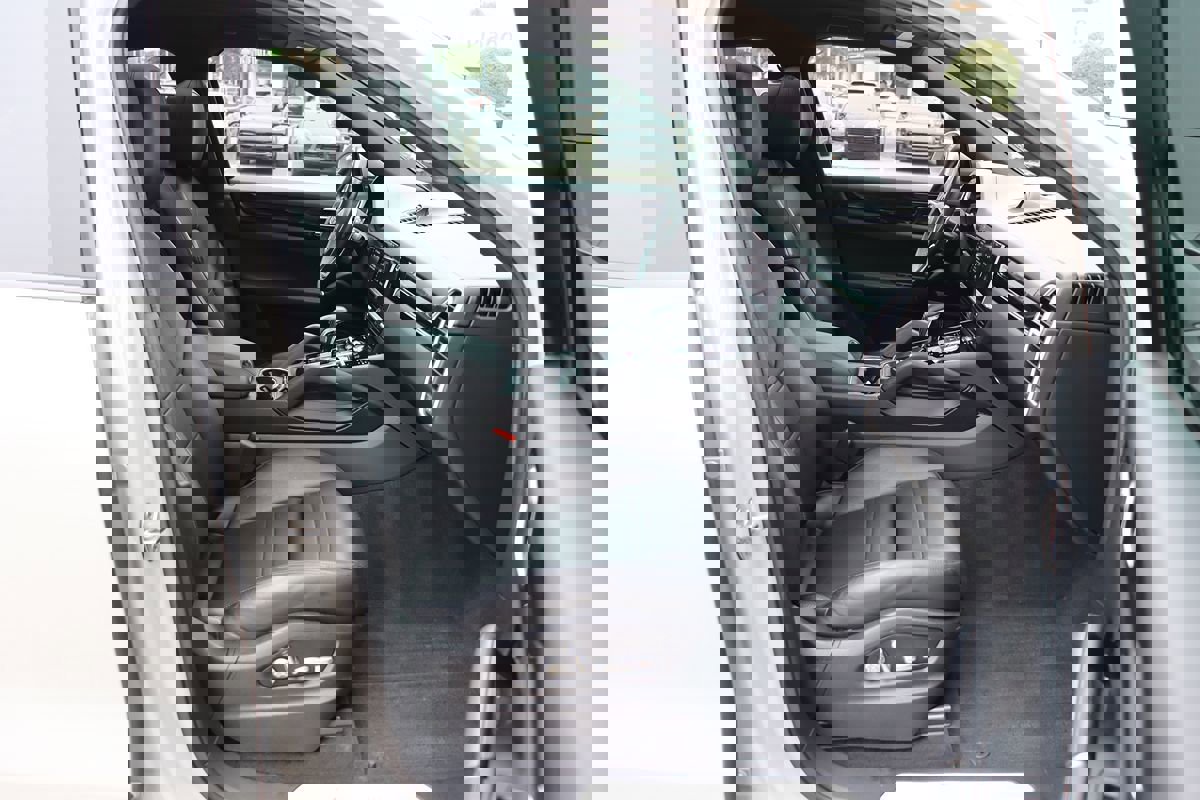 Used 2021 Porsche Cayenne Coupe image 36