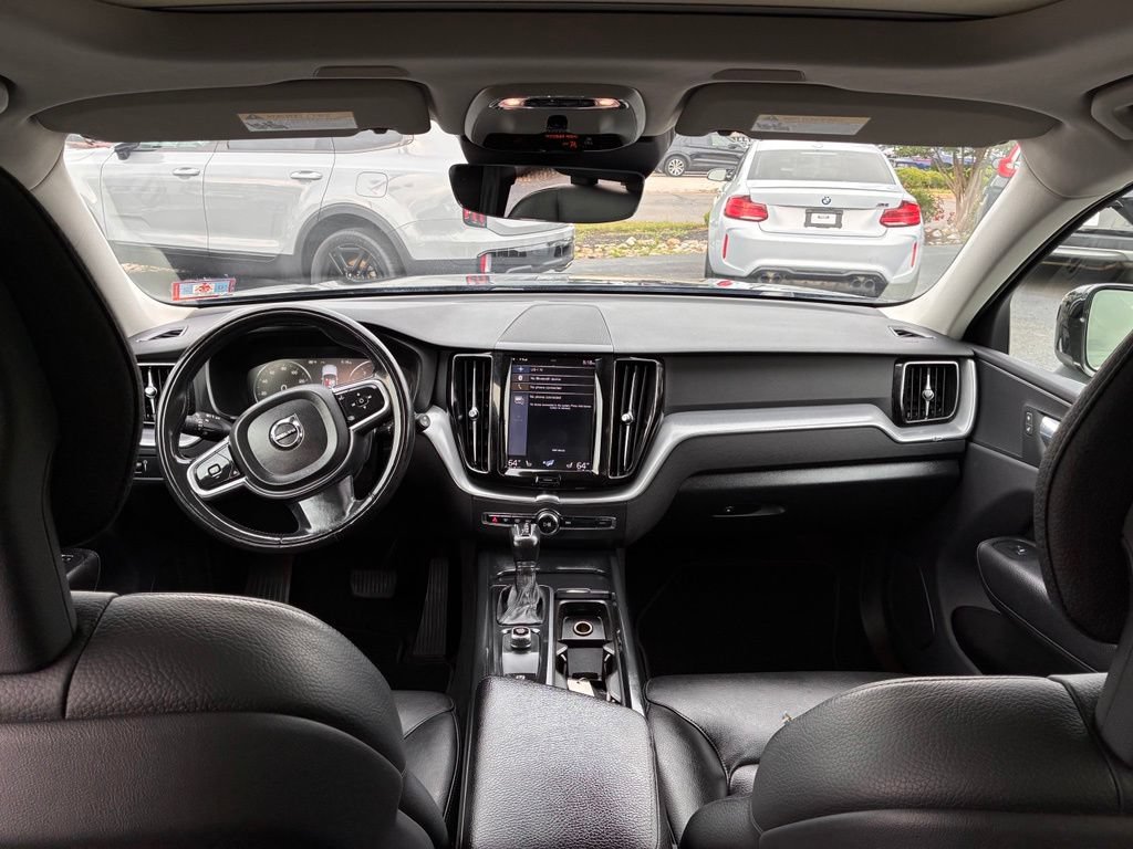 Used 2018 Volvo XC60 T5 Momentum w/ Vision Package AWD/4WD image 17