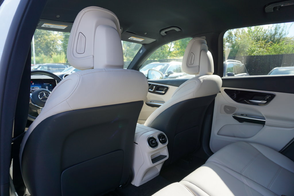 Used 2025 Mercedes-Benz GLC 300 4MATIC image 25