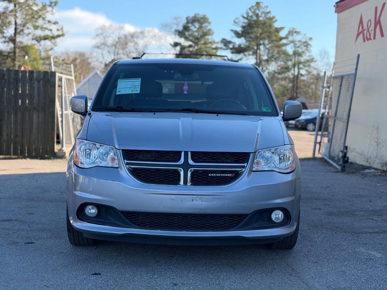 Used 2019 Dodge Grand Caravan SXT image 3