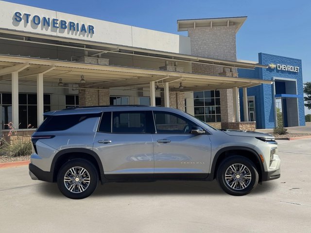 Used 2025 Chevrolet Traverse LT FWD image 4