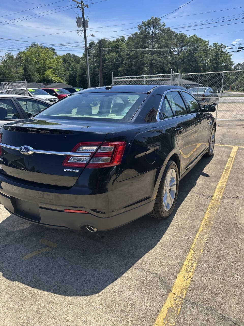 Used 2016 Ford Taurus SE FWD image 4