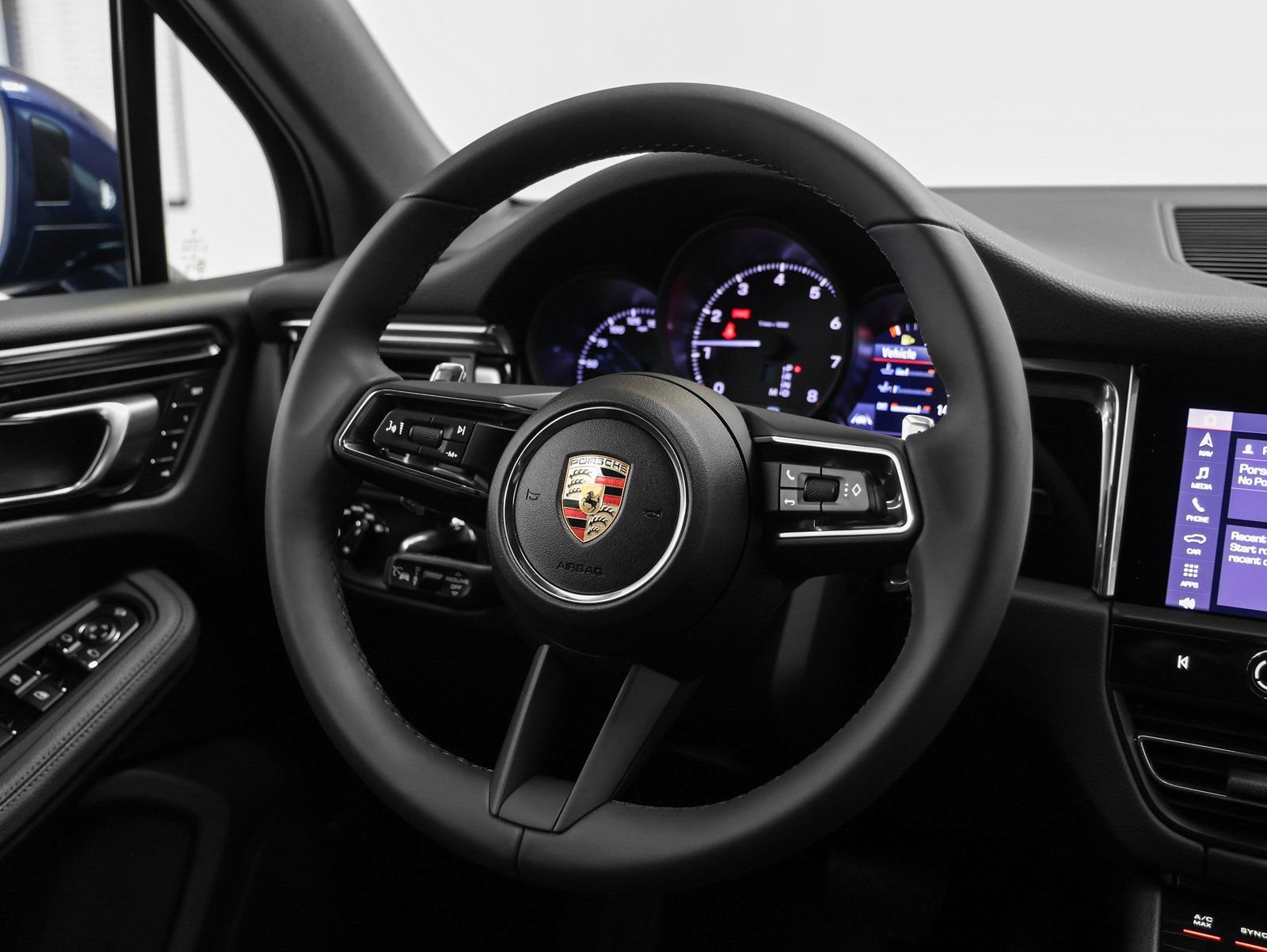 Used 2025 Porsche Macan AWD/4WD image 28