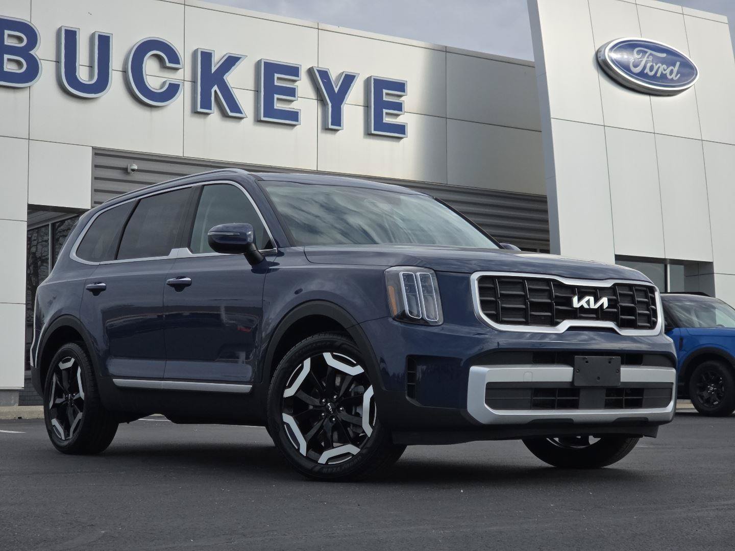 Used 2025 Kia Telluride S FWD image 2