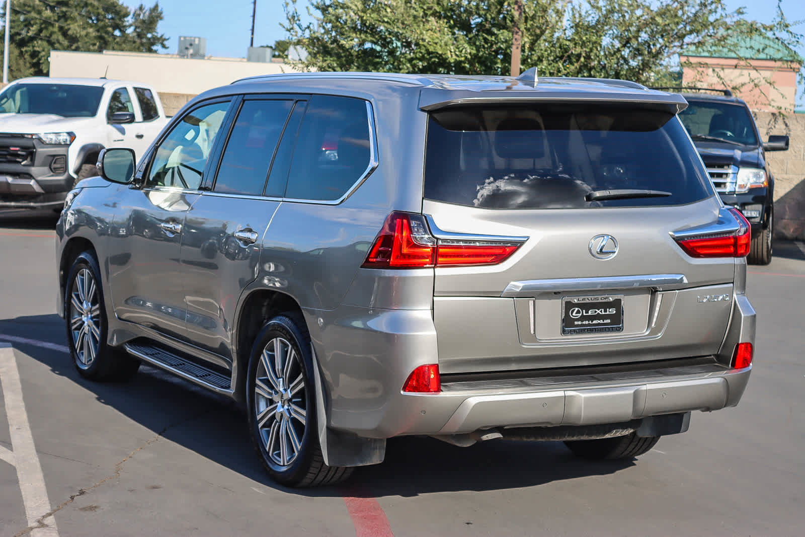 Used 2018 Lexus LX 570 4WD image 2