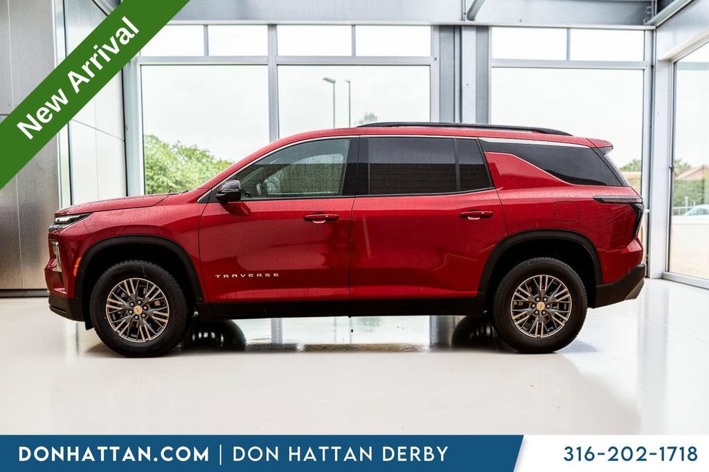 Used 2025 Chevrolet Traverse LT w/ LPO, Floor Liner Package FWD image 2