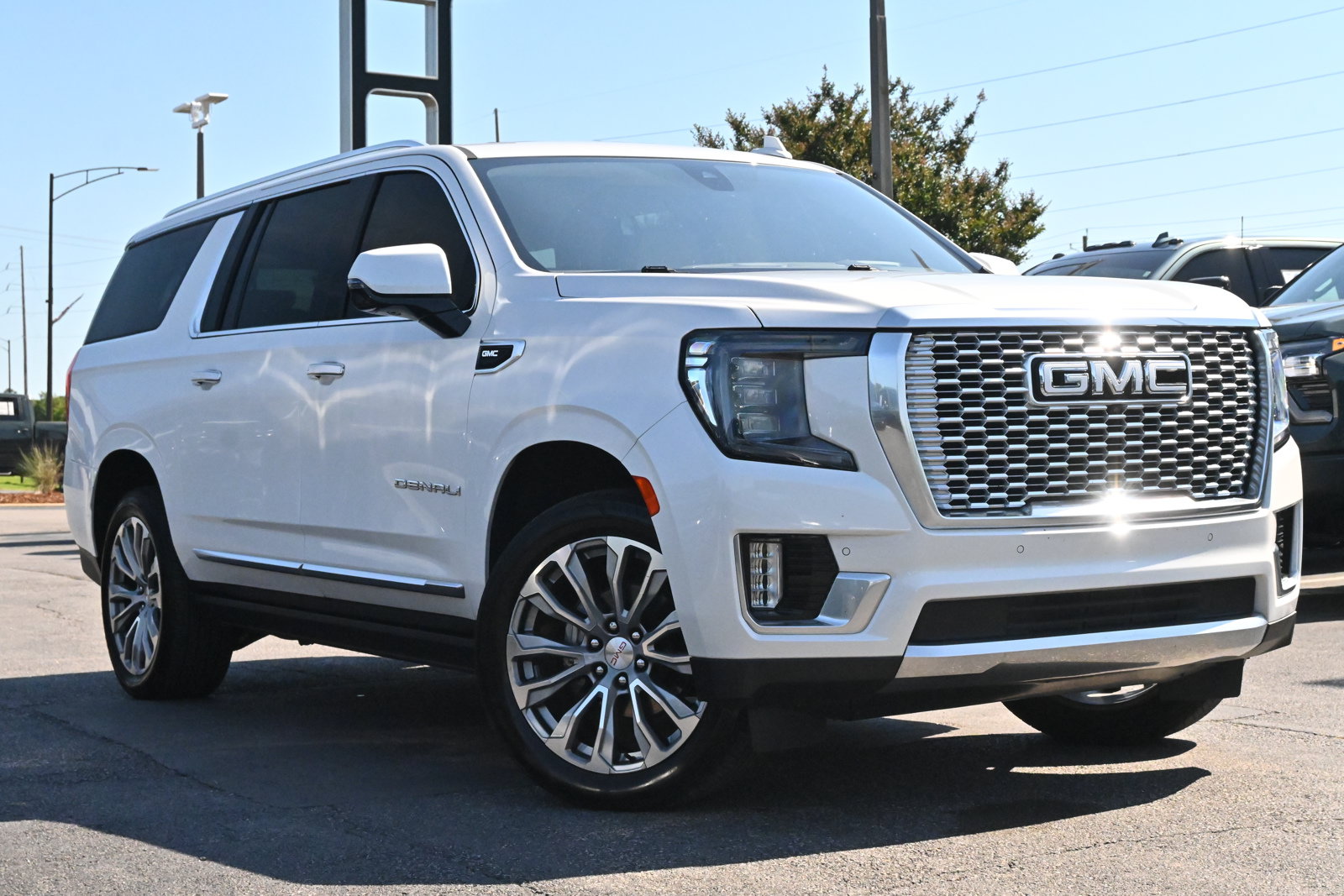 Used 2021 GMC Yukon XL Denali w/ Denali Premium Package AWD/4WD image 2