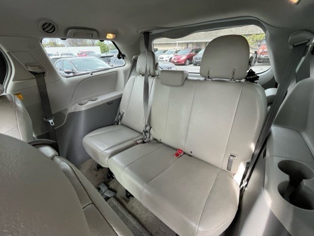 Used 2013 Toyota Sienna XLE image 11