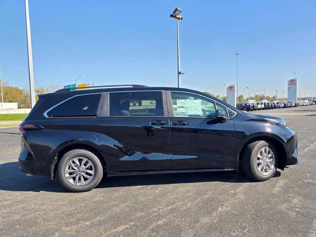 New 2026 Toyota Sienna LE AWD/4WD image 13