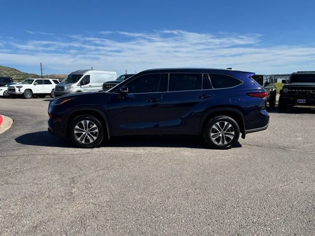 Used 2021 Toyota Highlander XLE AWD/4WD image 2