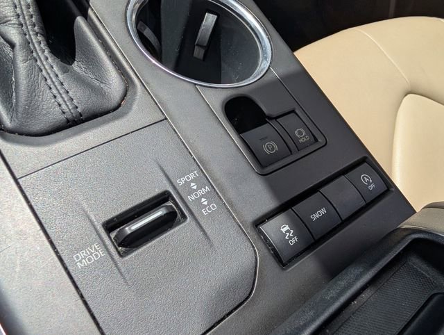 Used 2020 Toyota Highlander XLE image 29