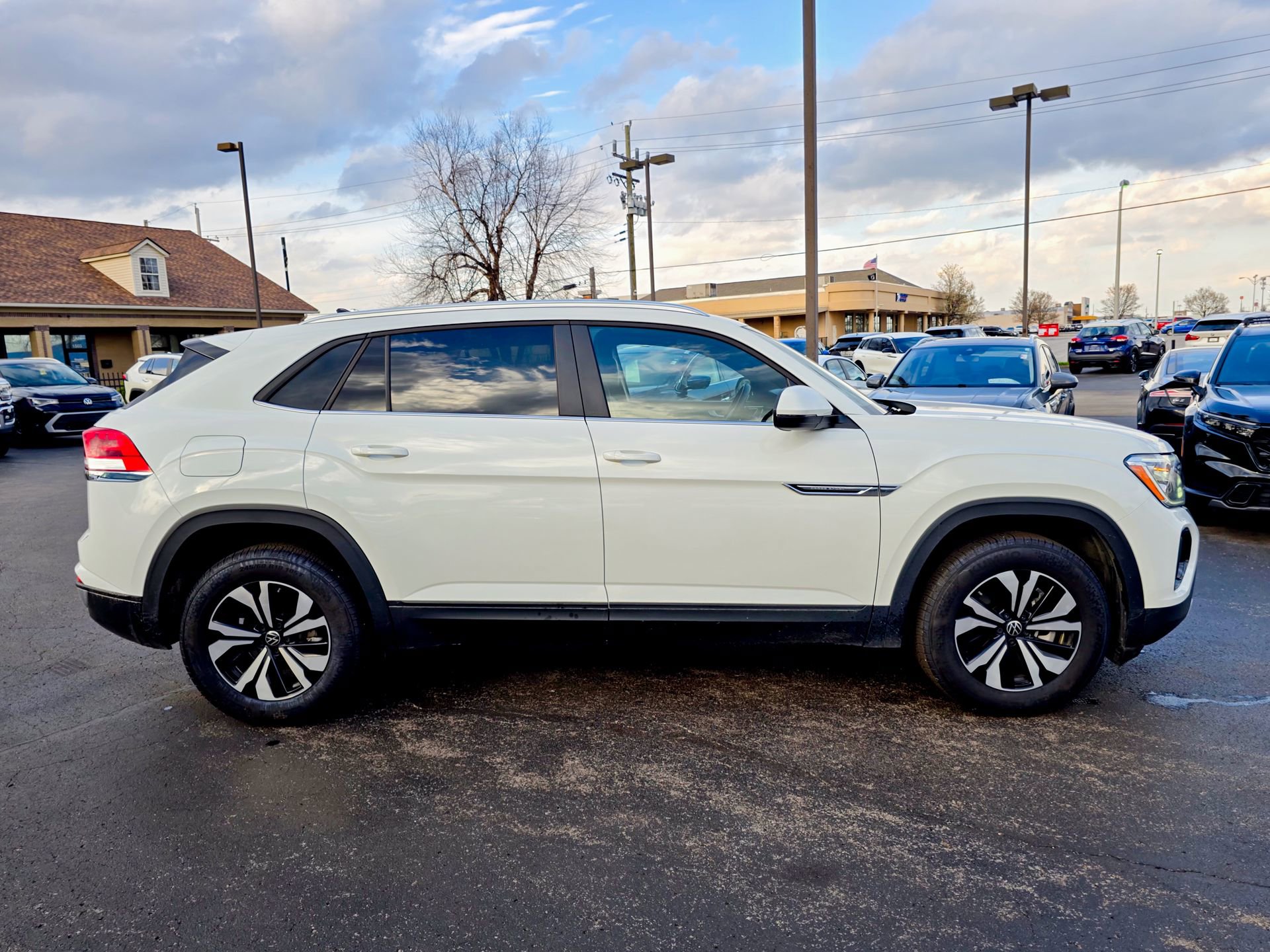 Used 2024 Volkswagen Atlas Cross Sport SE image 17