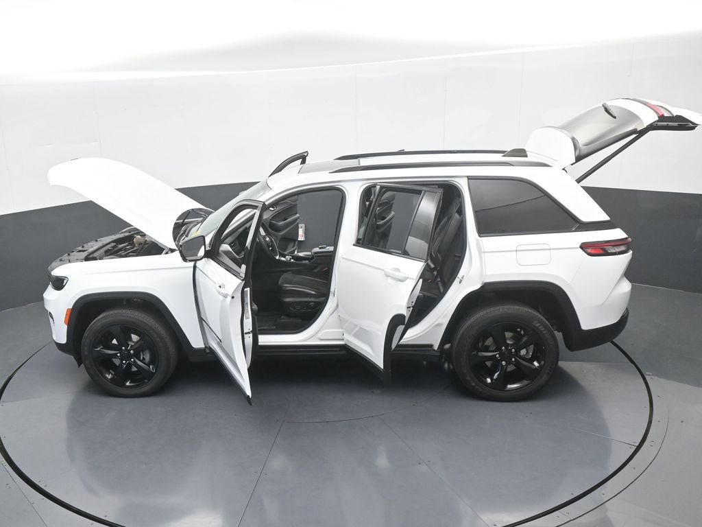 Used 2023 Jeep Grand Cherokee Altitude image 29