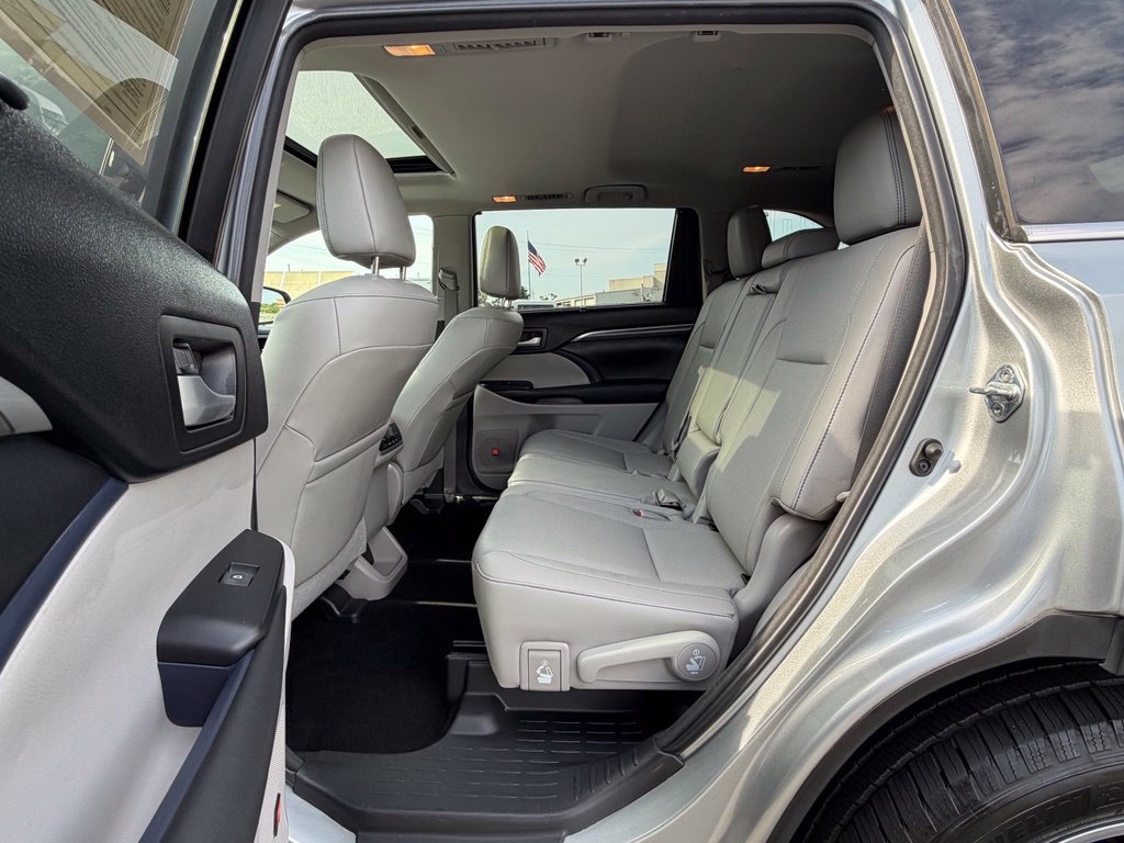 Used 2017 Toyota Highlander Limited AWD/4WD image 24