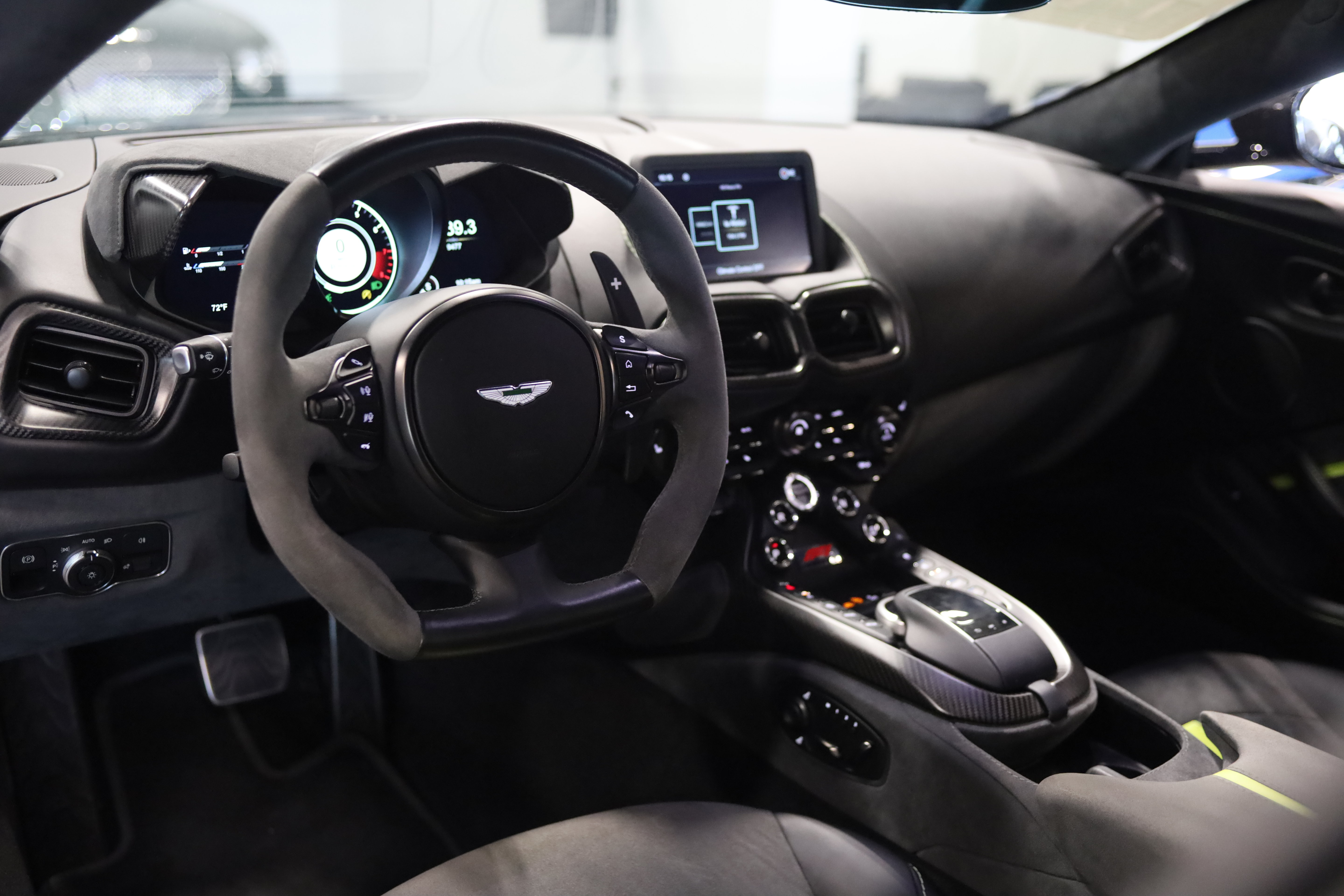 Used 2023 Aston Martin V8 Vantage Coupe RWD image 31