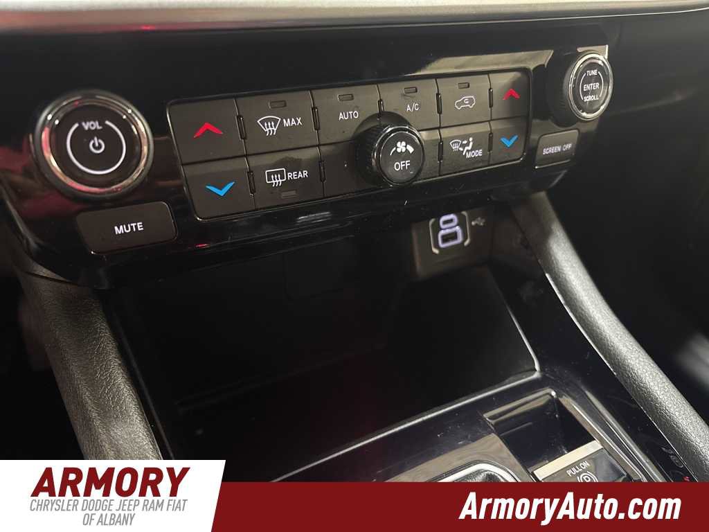 Used 2025 Jeep Compass Limited image 18