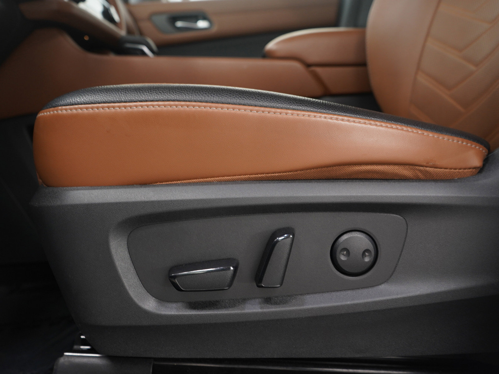 Used 2025 Nissan Pathfinder Platinum w/ Cargo Package image 28