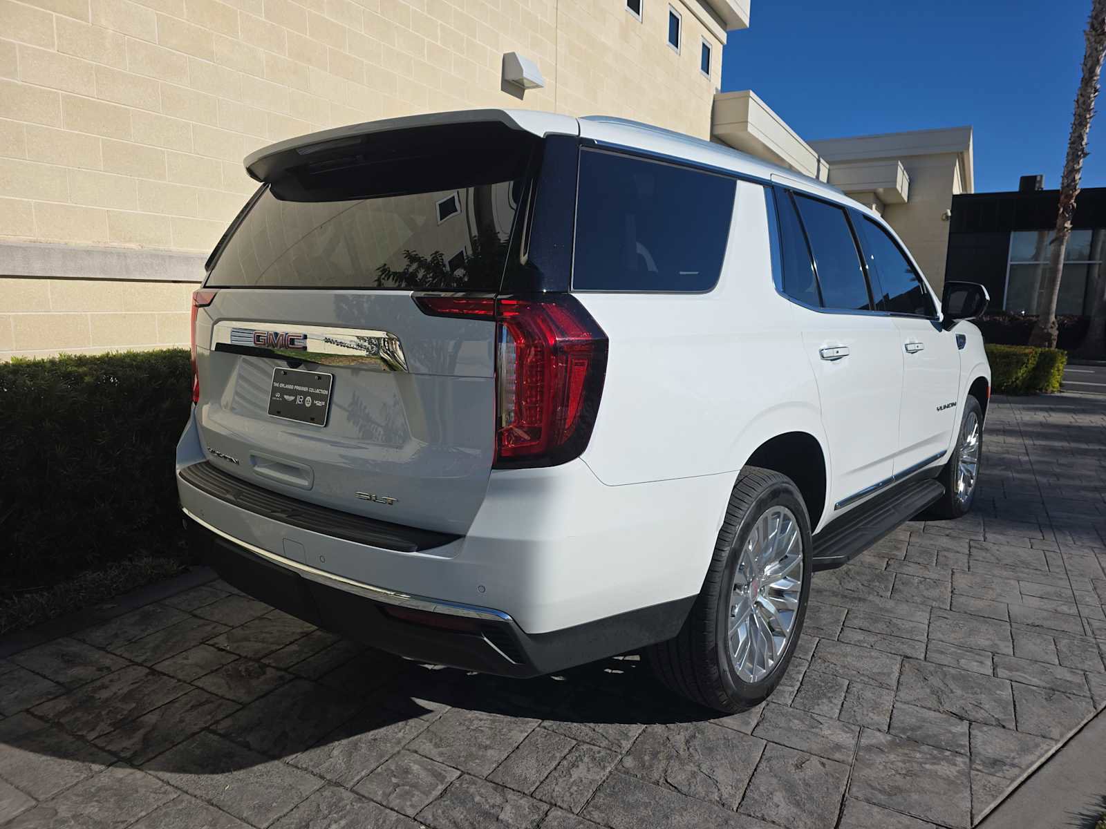 Used 2023 GMC Yukon SLT image 3