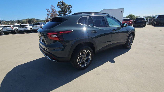 Used 2025 Chevrolet Trax LT w/ Sunroof Package FWD image 8