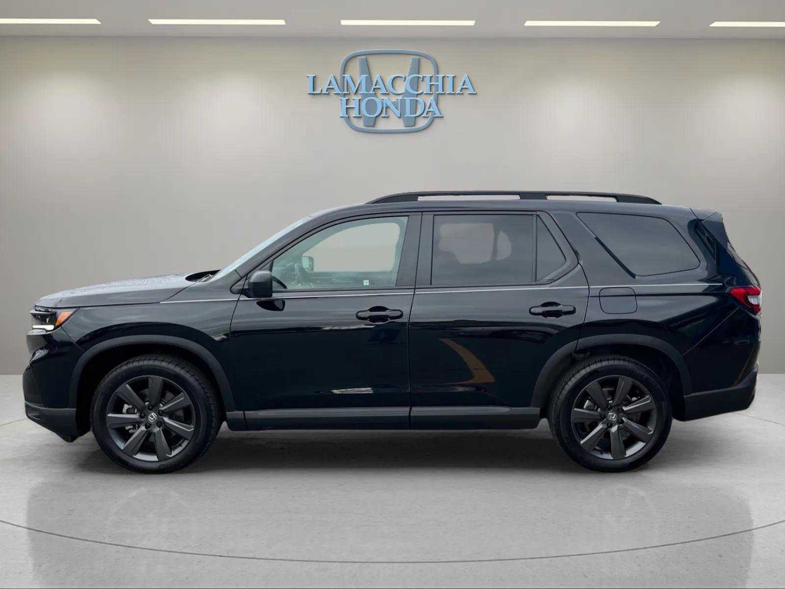 Used 2025 Honda Pilot Sport image 2