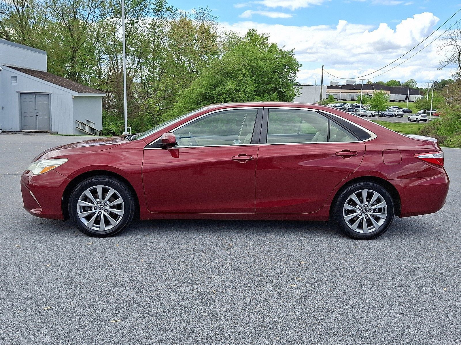 Used 2015 Toyota Camry XLE w/ Moonroof Package FWD image 4