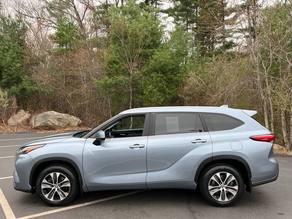 Used 2023 Toyota Highlander XLE image 2