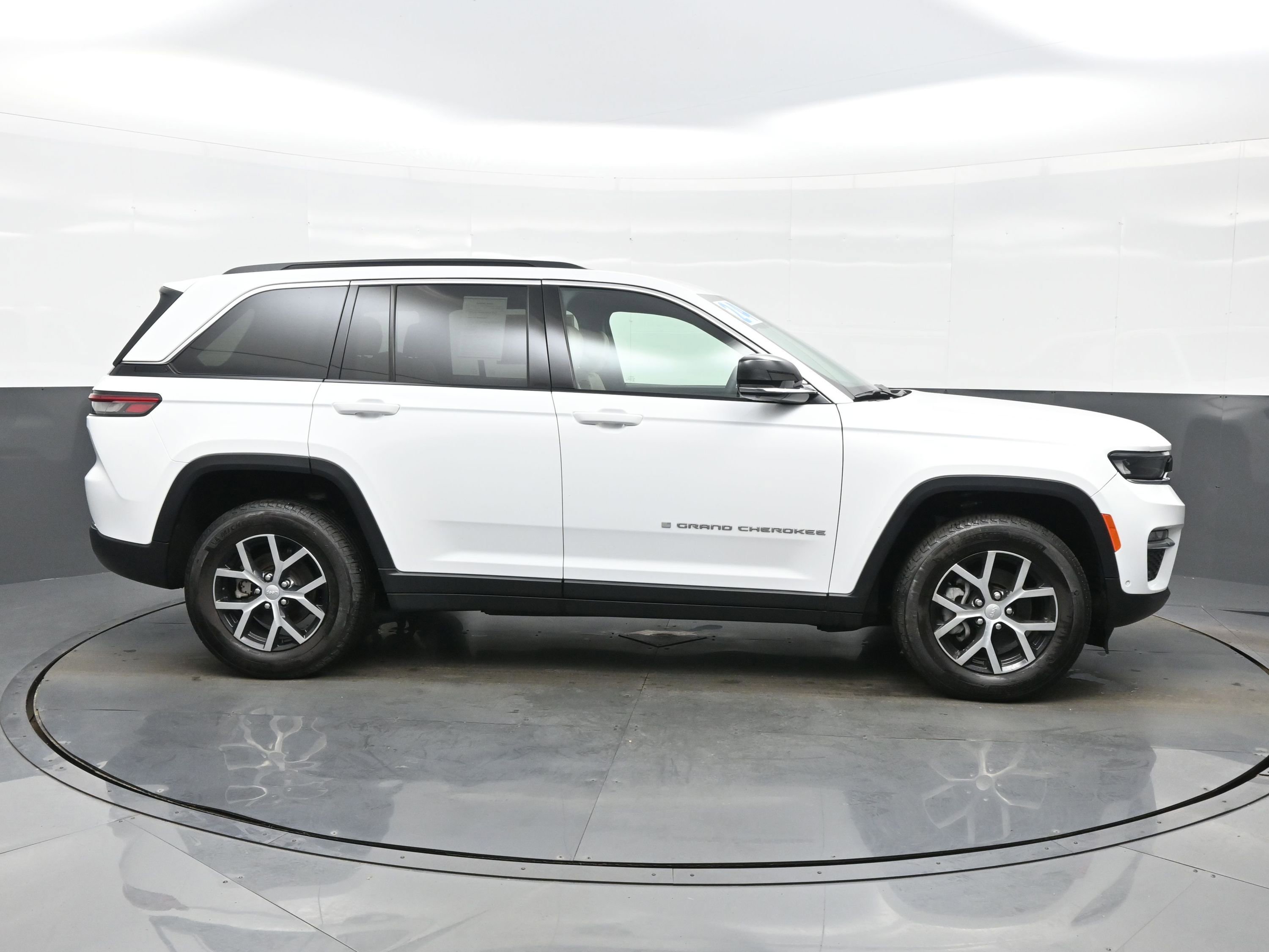 Used 2024 Jeep Grand Cherokee Limited w/ Luxury Tech Group II image 7