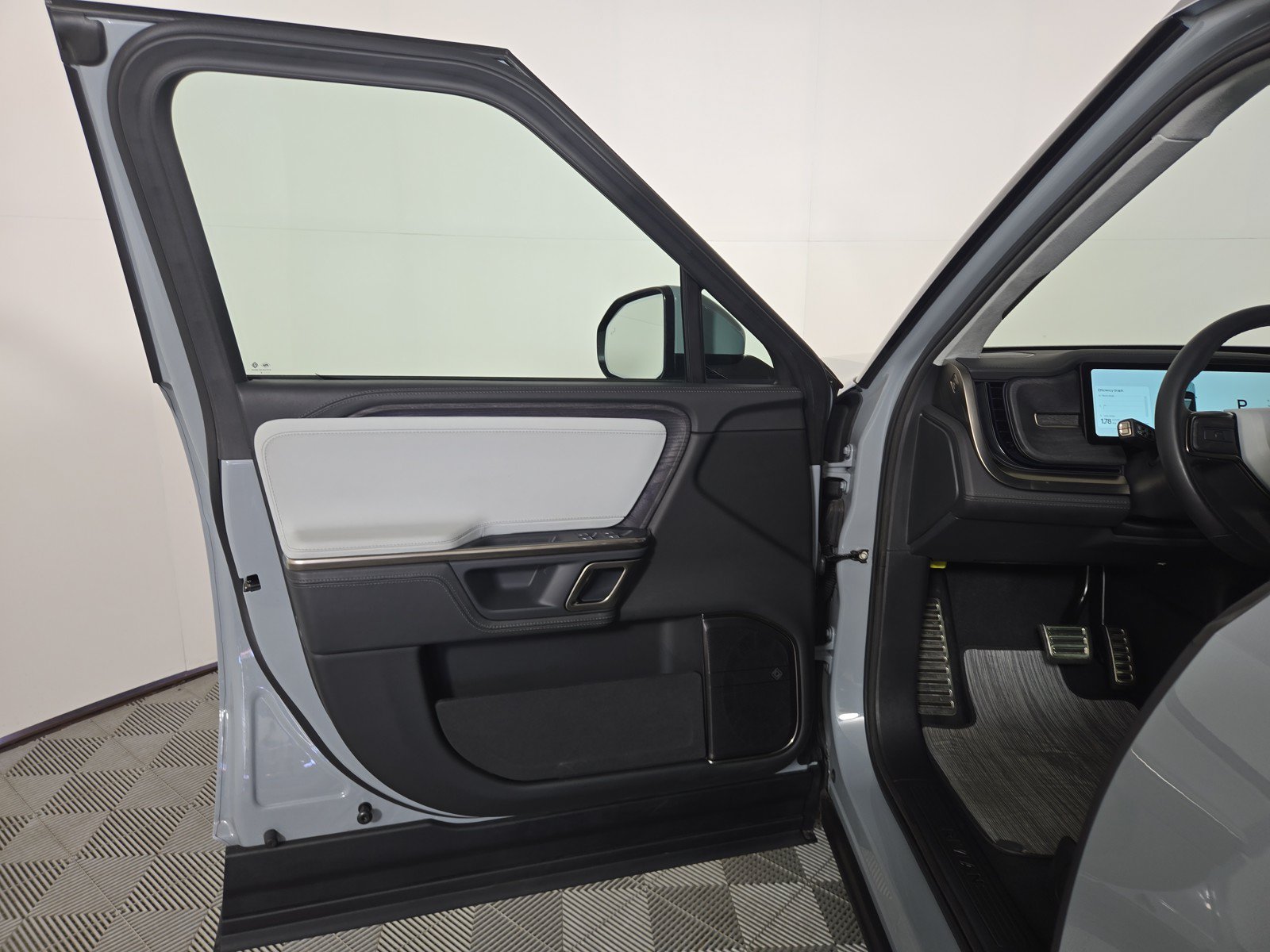 Used 2024 Rivian R1S Adventure AWD/4WD image 16