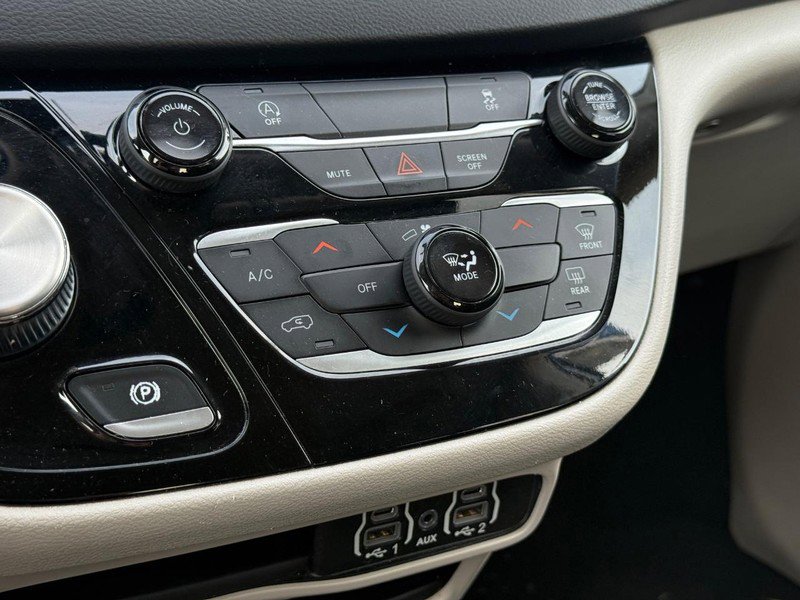 Used 2022 Chrysler Voyager LX image 20