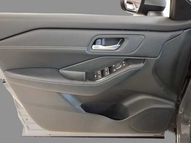 Used 2025 Nissan Rogue SL image 16