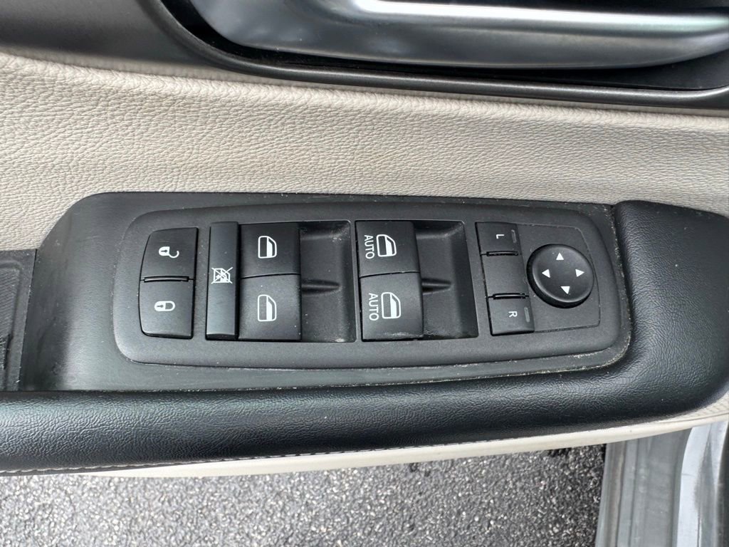 Used 2022 Chrysler Pacifica Touring-L image 16