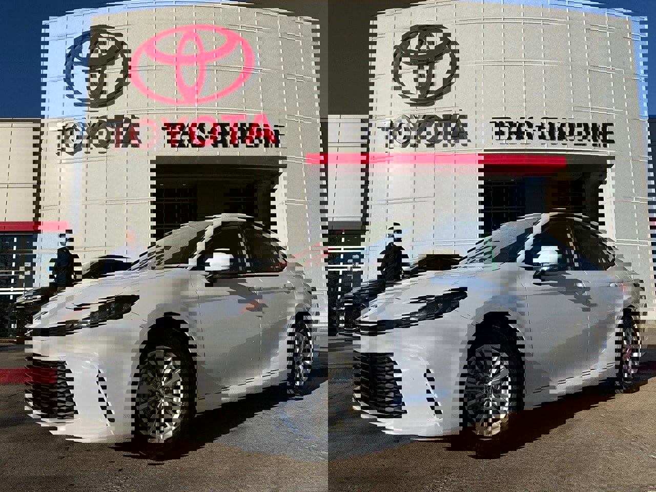 Used 2025 Toyota Camry LE image 2