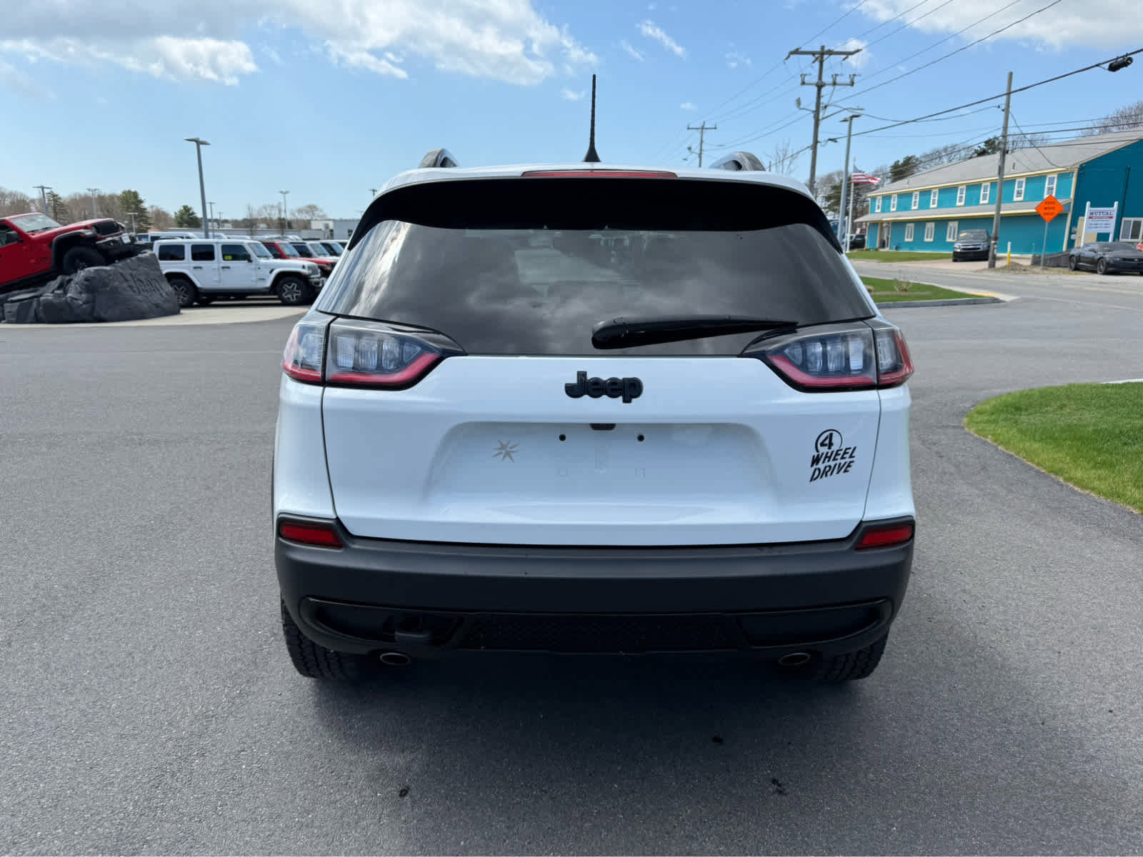 Used 2022 Jeep Cherokee Latitude AWD/4WD image 7