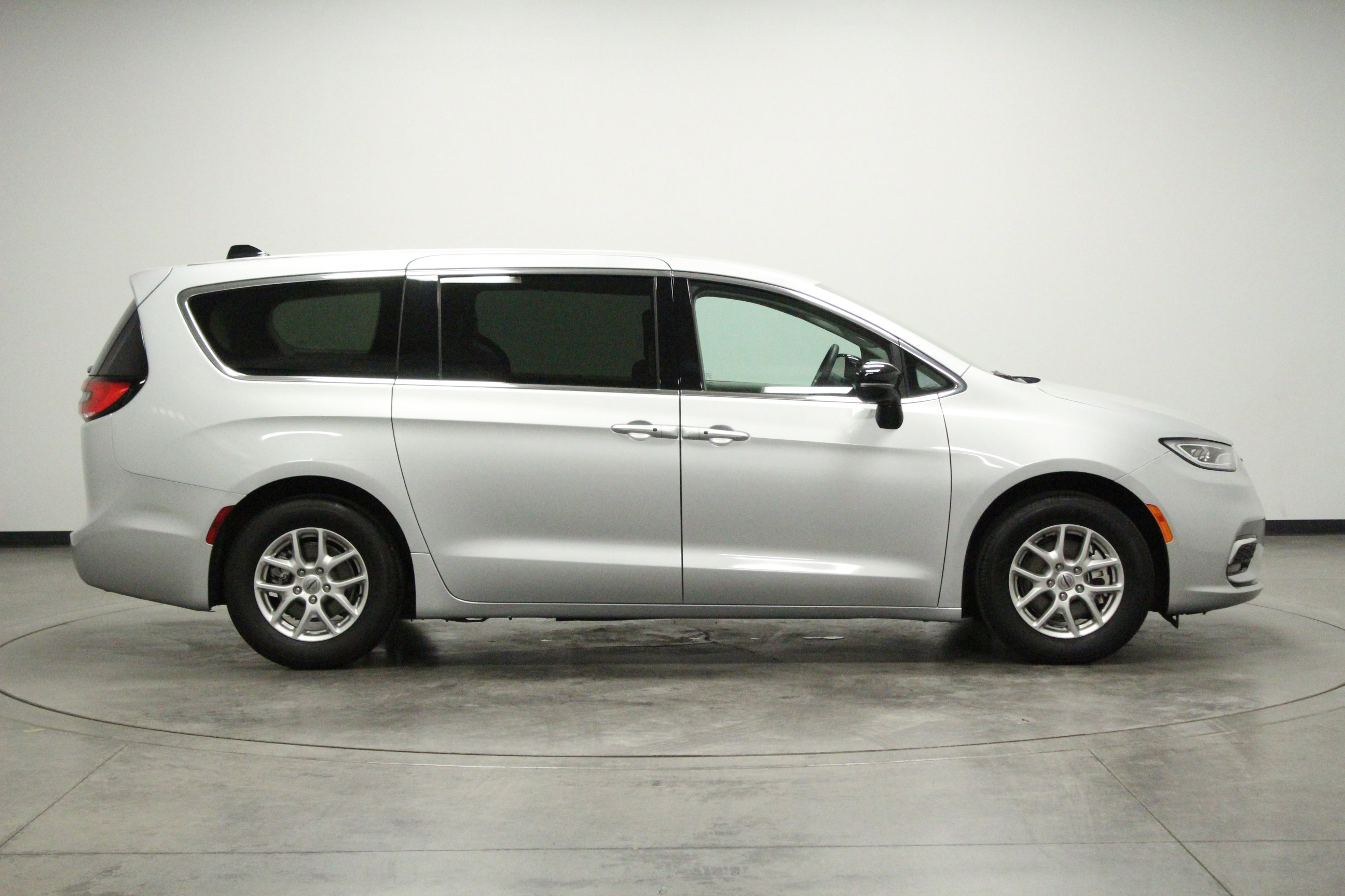 Used 2024 Chrysler Pacifica Touring-L FWD image 9