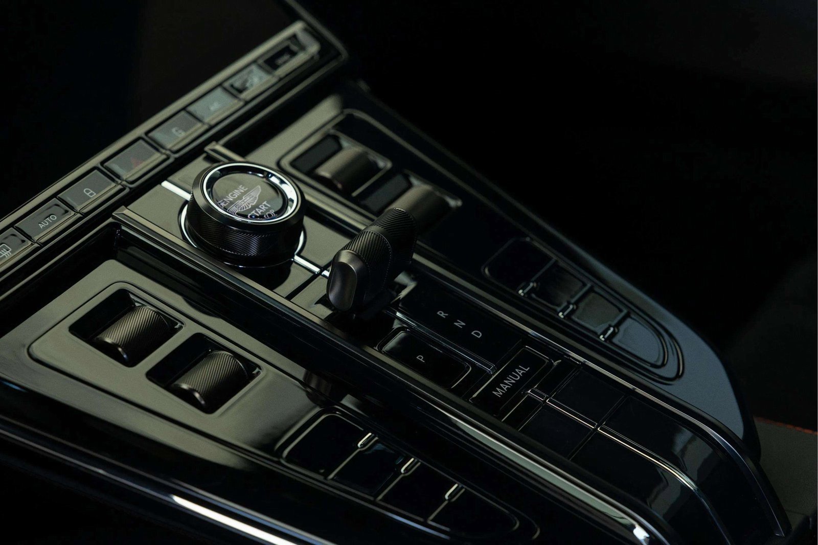 Used 2025 Aston Martin V8 Vantage Coupe image 29