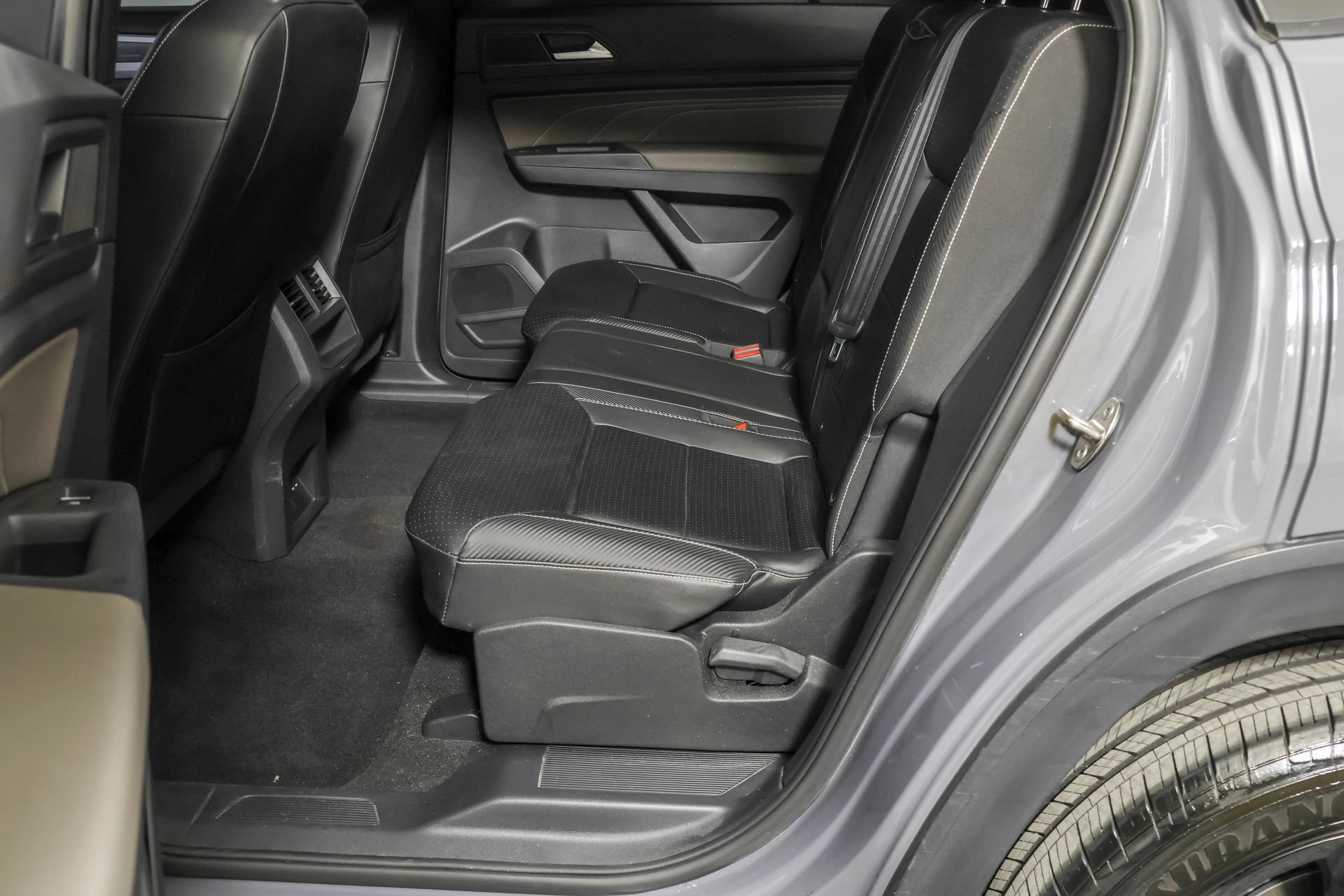 Used 2023 Volkswagen Atlas Cross Sport SEL R-Line AWD/4WD image 37